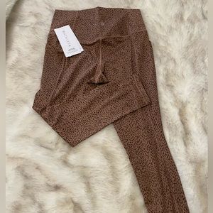 NWT Athleta Salutation Stash 7/8 Tight size medium.